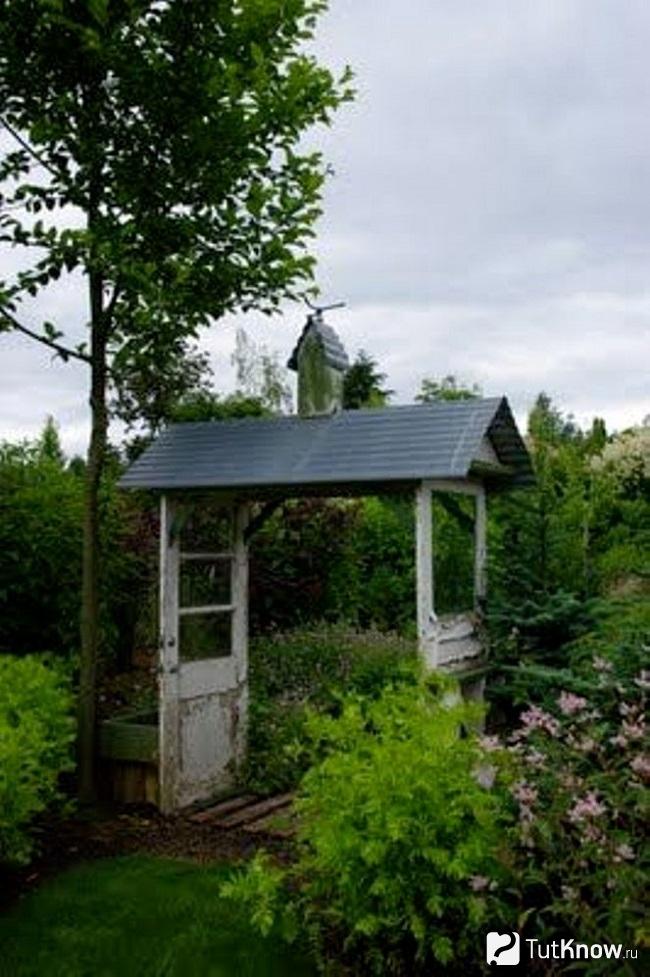 Старые двери, защищенные крышей