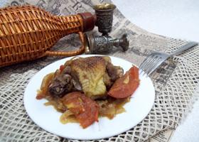 Тушеные куриные бедра с томатами и луком