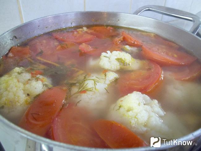 суп с цветной капустой и помидорами. 1498760148 9. суп с цветной капустой и помидорами фото. суп с цветной капустой и помидорами-1498760148 9. картинка суп с цветной капустой и помидорами. картинка 1498760148 9. Когда появилась низкоуглеводная диета, возникло множество споров между диетологами. Ряд исследований доказало, что низкоуглеводная диета более эффективна в борьбе с потерей лишнего веса, нежели питание с низким содержанием жиров, в основу которого входили углеводы. Также доказано, что не все углеводы приносят пользу организму. Поэтому низкоуглеводная диета стала очень популярной и ею стали пользоваться многие люди. Сегодня предлагаю вкусный рецепт — низкоуглеводный суп с цветной капустой, сладким перцем и помидорами.