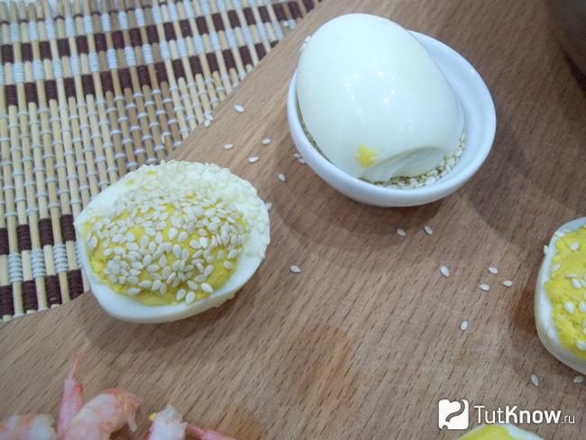 Начинка присыпана кунжутом