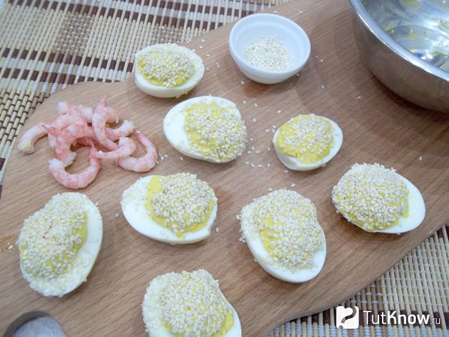 Начинка присыпана кунжутом