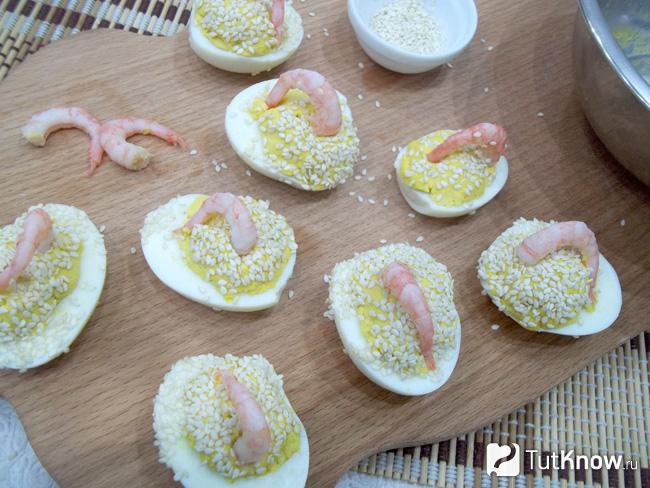 Яйца украшены креветками