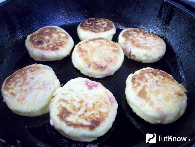Сырники жарятся