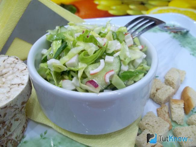Готовый салат с капустой и крабовыми палочками