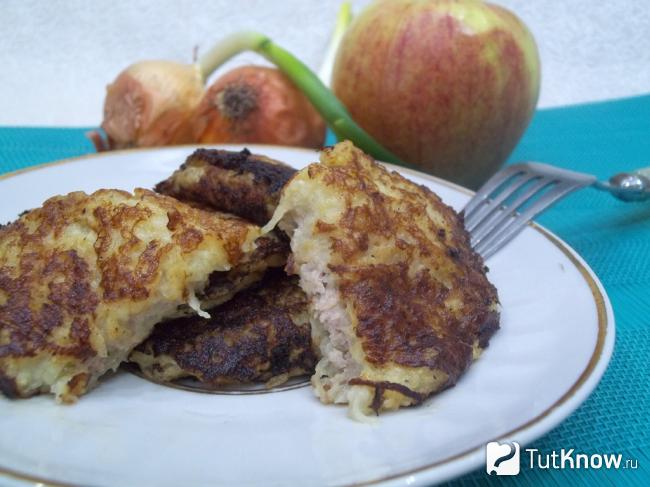 Готовые картофельные деруны с мясом