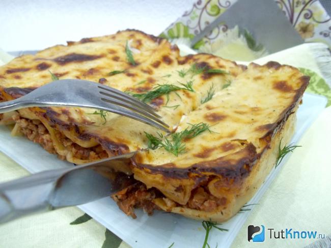 Готовые каннеллони с курицей под соусом бешамель