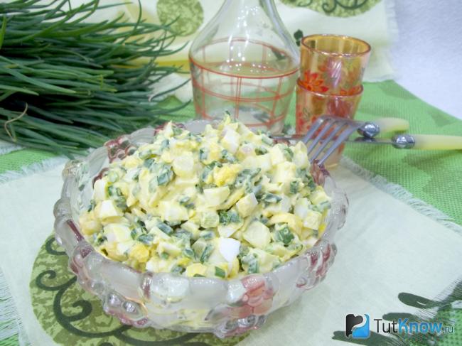 Готовый салат с яйцами, луком и сыром