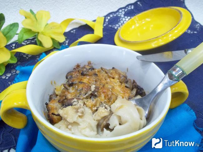 Готовые пельмени с грибами в горшочках