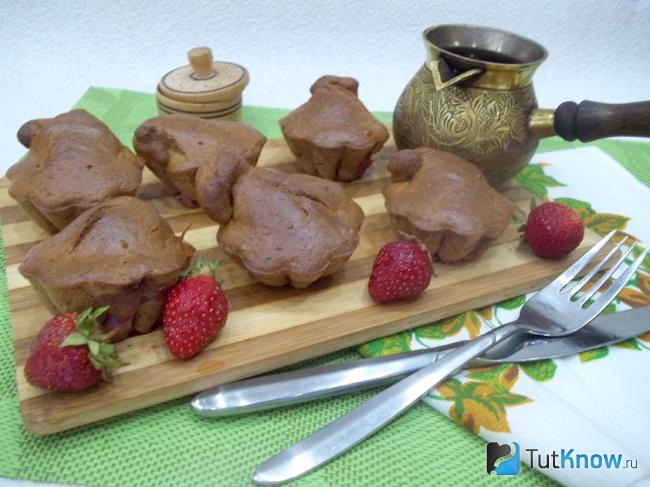 Рецепт кекса на молоке с клубникой. 1498070818 1. Рецепт кекса на молоке с клубникой фото. Рецепт кекса на молоке с клубникой-1498070818 1. картинка Рецепт кекса на молоке с клубникой. картинка 1498070818 1. Данный рецепт подходит как для порционных формочек, так и для одной большой формы для выпечки. Также можно воспользоваться последним новомодным кулинарным трендом — печь кексы в кружках. Готовиться изделия будут в духовке, однако при желании их можно сделать в мультиварке. Из указанного количества ингредиентов получится 12 стандартных маленьких кексов. Для аромата можете добавить щепотку ванилина или чайную ложку ванильного сахара. Но при желании смело экспериментируйте с ароматными и вкусовыми добавками.