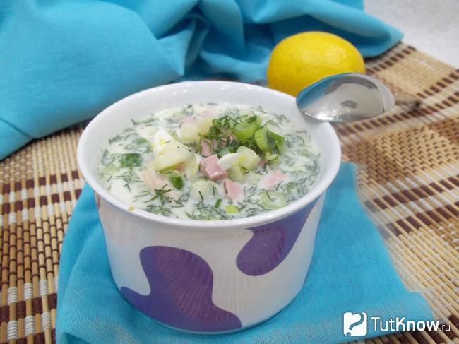 Готовая окрошка с колбасой, лимоном и горчицей