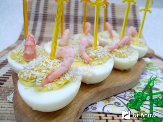 Готовые фаршированные яйца креветками и кунжутом