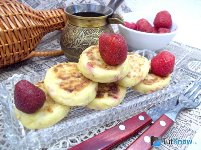 Готовые клубничные сырники с мукой