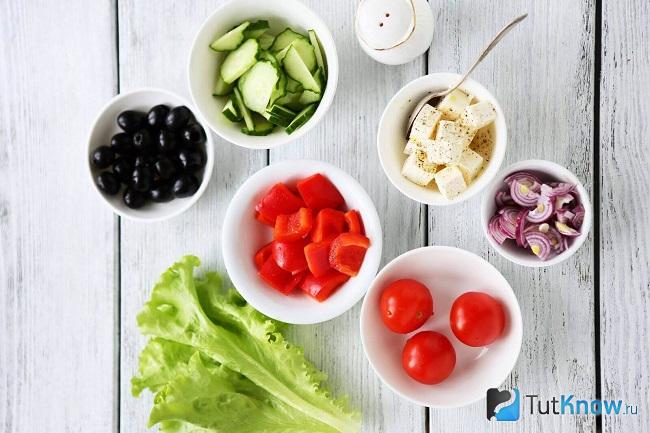 Продукты с отрицательной калорийностью в разных тарелках