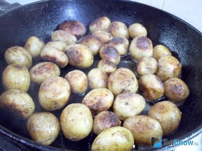 Картофель жарится в сковороде