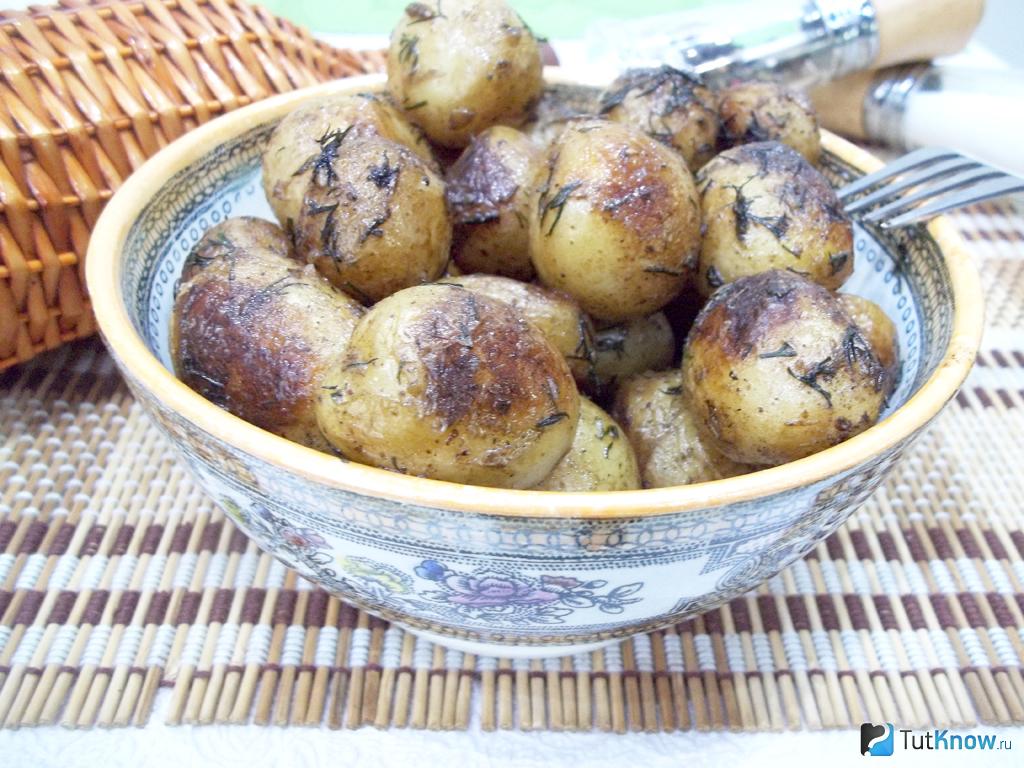 Картофель молодой обжаренный. Картофель мелкий жареный целиком. Жареная картошка целиком. Молодая картошка на сковороде целиком.
