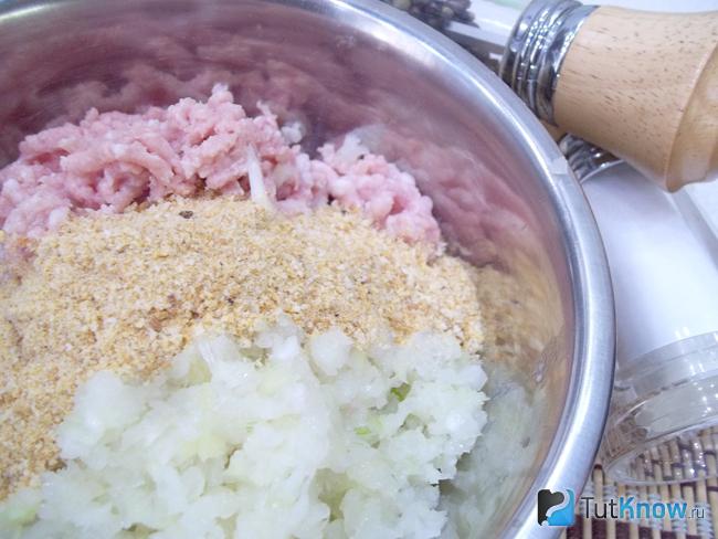 В фарш насыпаны сухари