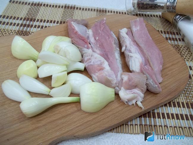 Мясо и лук нарезаны