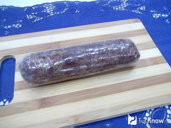Печенье свернуто рулетом