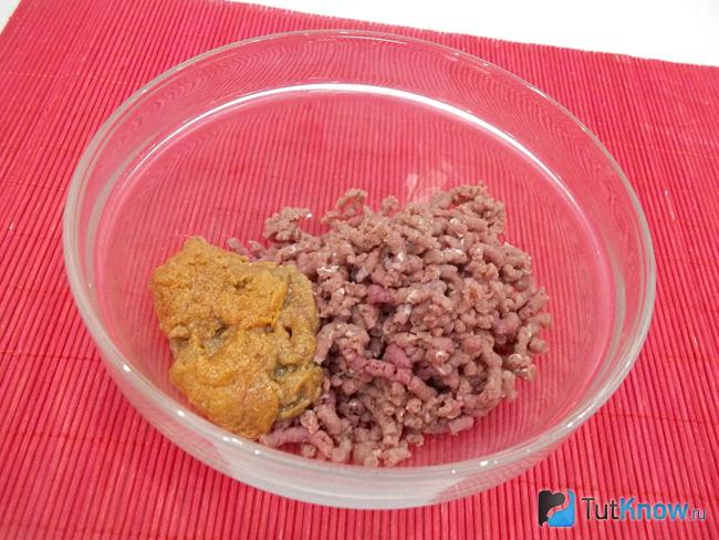 Мясо перекручено и соединено с икрой