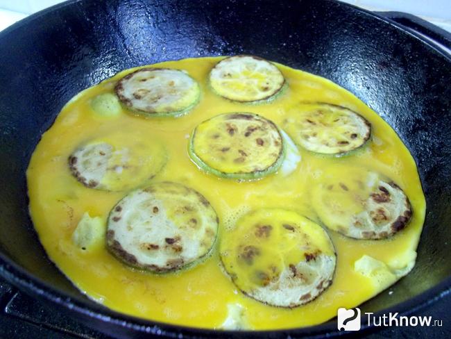 На кабачок вылита яичная масса