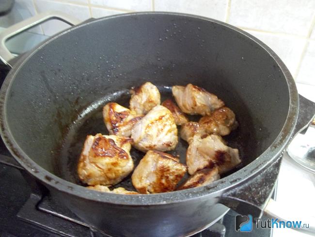Мясо жарится