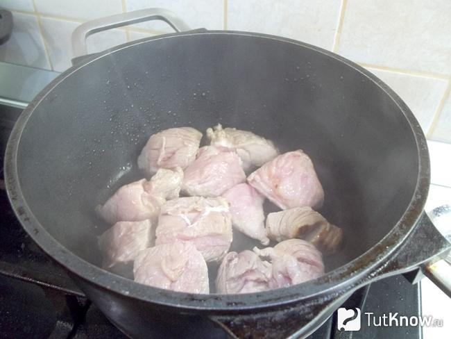 Мясо варится
