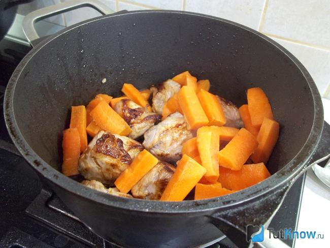 К мясу добавлена морковь