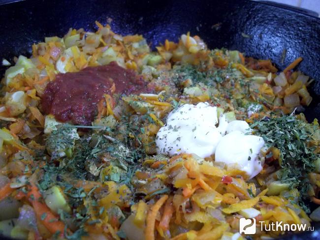 К продуктам добавлен томат, майонез и специи