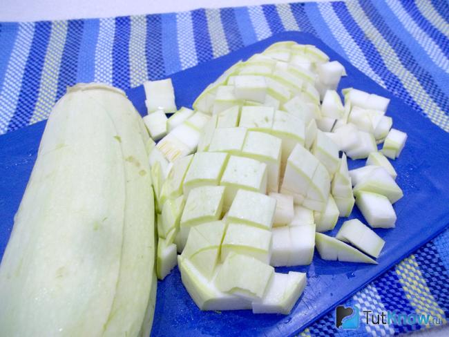 Кабачок нарезан кубиками
