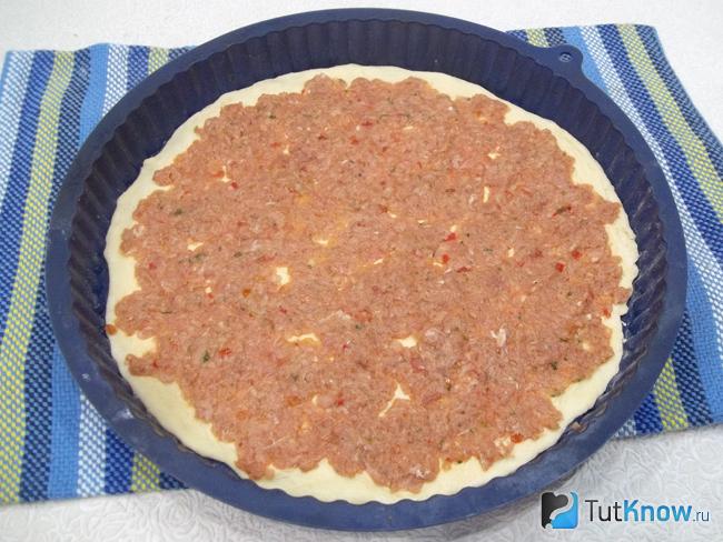 На тесто выложен фарш