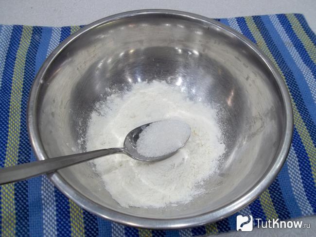 Мука соединена с сахаром