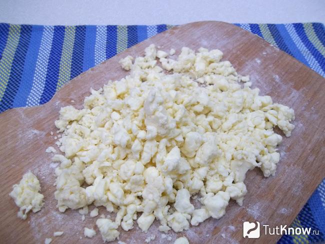 Масло с мукой изрублено