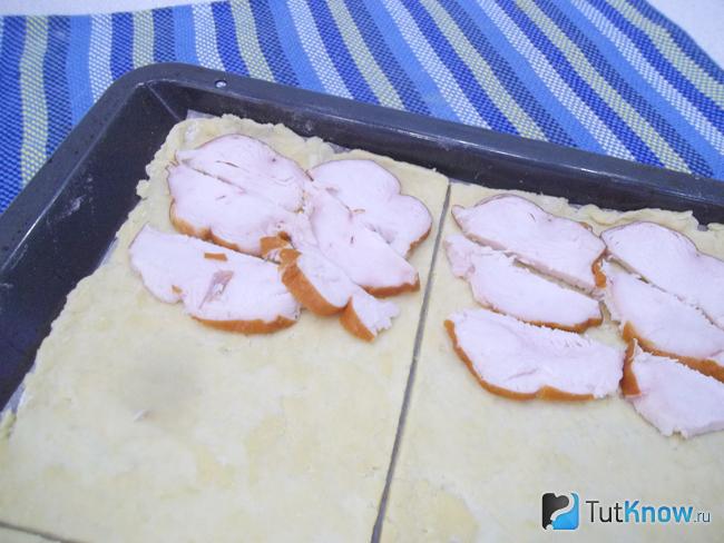 На каждый кусок теста выложена ветчина