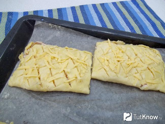 Слойки присыпаны сыром