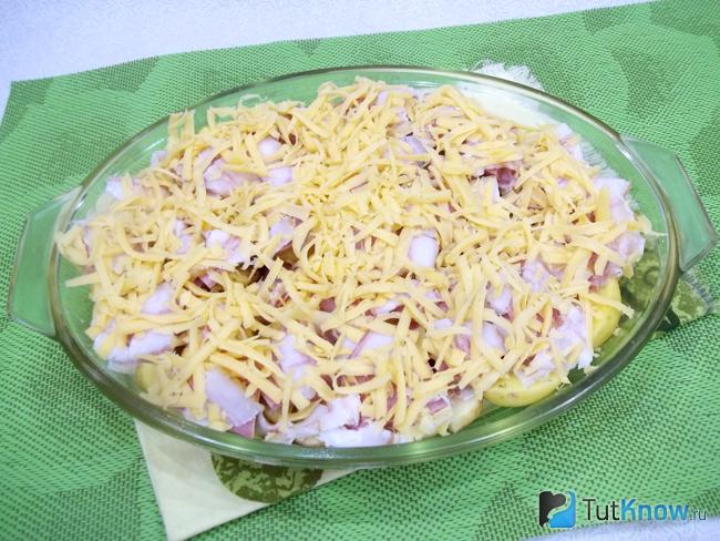 Картофель присыпан сыром