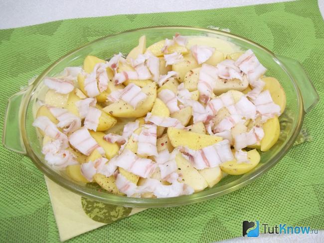 На картофель выложено нарезанное сало