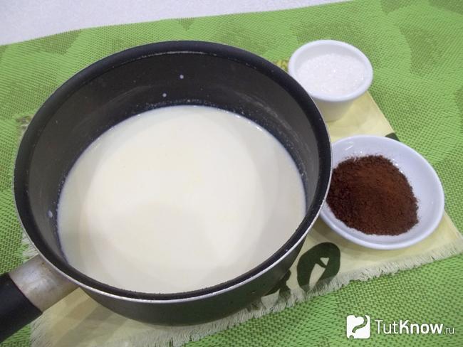 Молоко соединено с кофе и сахаром