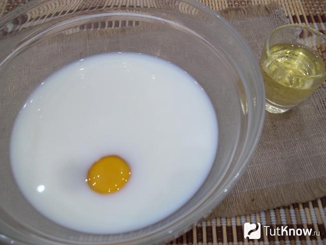 Молоко соединено с яйцами и маслом