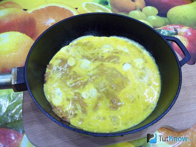 На икру вылита яичная масса