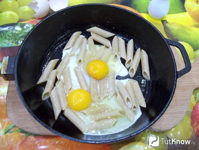 На макароны вылиты яйца