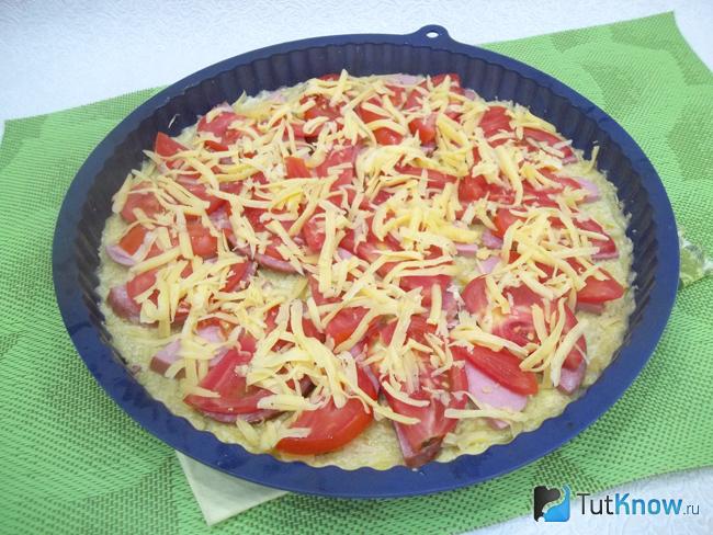 Продукты присыпаны сыром