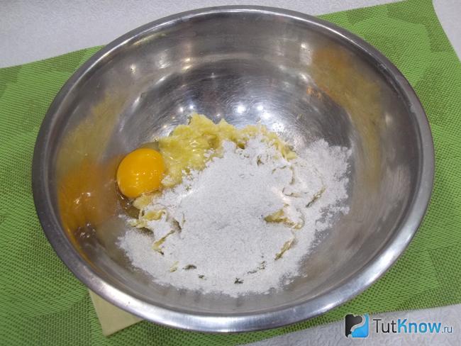 К кабачкам насыпана мука