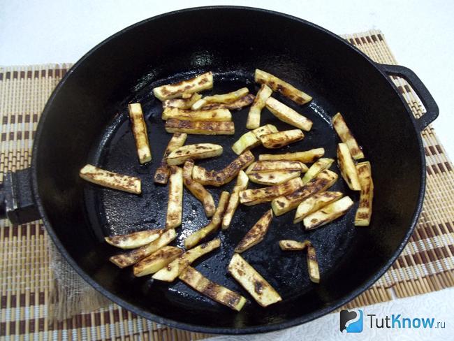 Кабачки жарятся