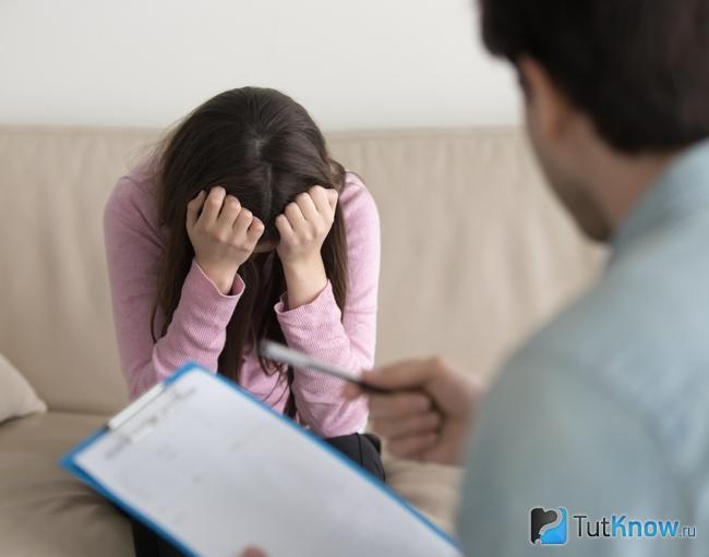 Женщина с рекуррентным депрессивным расстройством у психолога