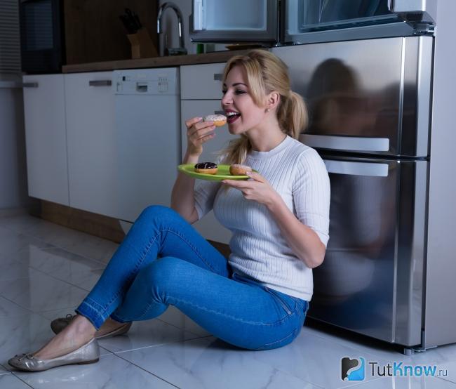 Чем вредны ночные перекусы. Смотреть фото Чем вредны ночные перекусы. Смотреть картинку Чем вредны ночные перекусы. Картинка про Чем вредны ночные перекусы. Фото Чем вредны ночные перекусы