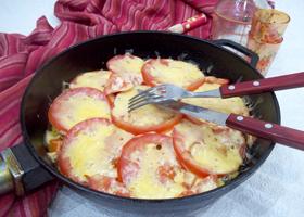 Запеканка на сковороде из баклажанов, помидоров, колбасы и сыра