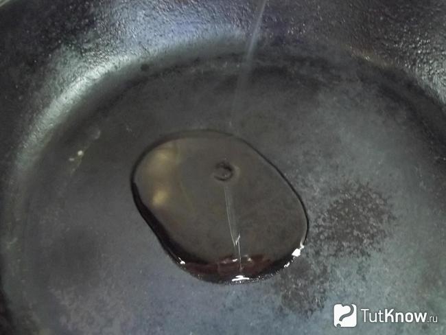Масло налито в сковороду