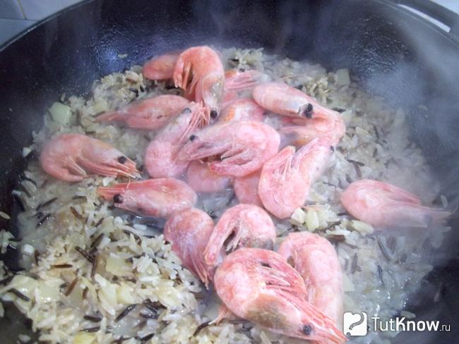В сковороду добавлены креветки