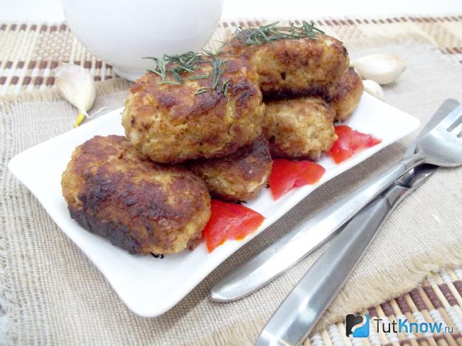Готовые мясные биточки с молотыми сухарями