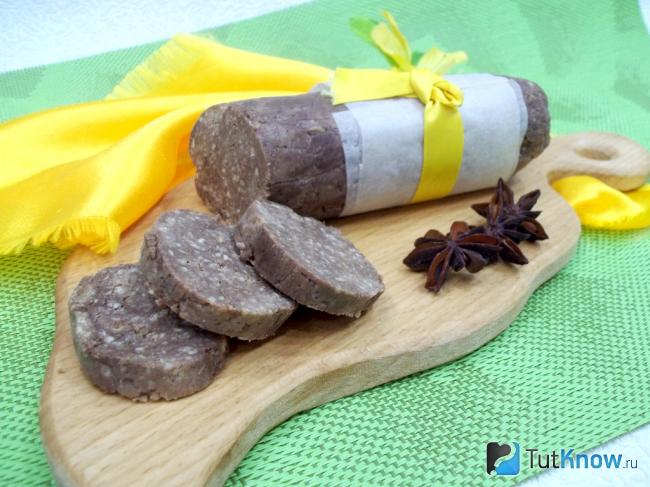 Готовая сладкая колбаска из печенья и какао
